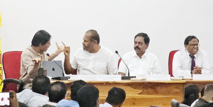 இந்தக் குரங்கை ஏன் என் பக்கத்தில் அமர்த்தினீர்கள்?