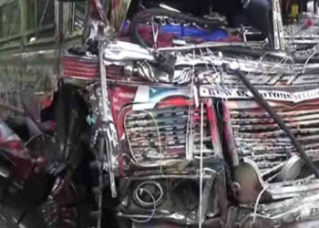 டிப்பர் – பேருந்து மோதுண்டு விபத்து – 30 பேர் வைத்தியசாலையில்!