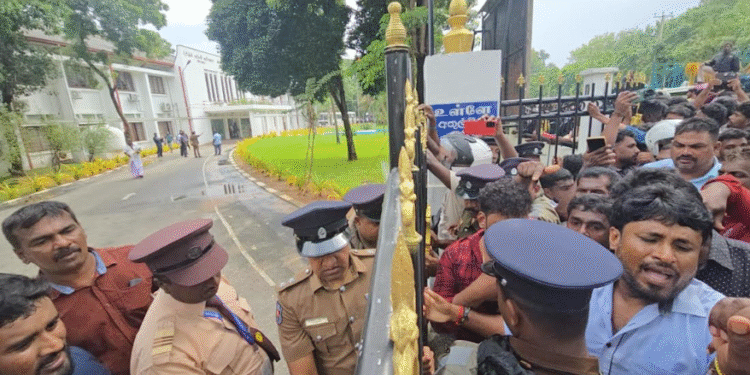 அத்துமீறும் இந்திய இழுவைப் படகுகளை தடுத்து நிறுத்து!