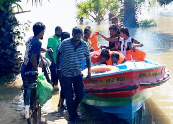 வெள்ளப் பெருக்கினால் தனிமைப்படுத்தப்பட்ட கிரான் படகுகளில் மீட்கப்படும் மக்கள்