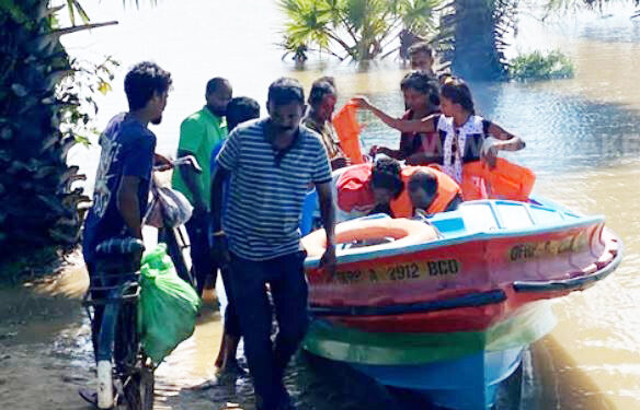 வெள்ளப் பெருக்கினால் தனிமைப்படுத்தப்பட்ட கிரான் படகுகளில் மீட்கப்படும் மக்கள்