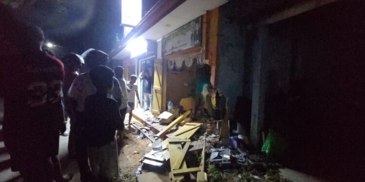 நவாலி விபத்தில் மூவர் படுகாயம், பொலிஸார் துரத்தியதால் விபத்தா?