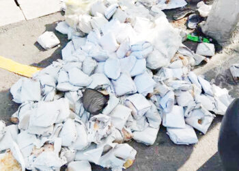 வீதி ஓரத்தில் வீசப்பட்ட ஒருதொகை சமைத்த உணவு!