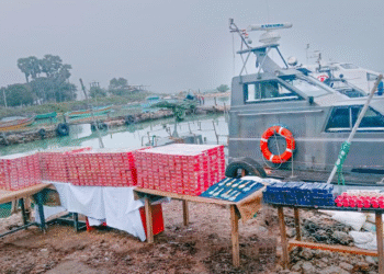 நெடுந்தீவு கடற்பகுதியில் – பெருந்தொகை சிகரட் கடற்படையால் மீட்பு!