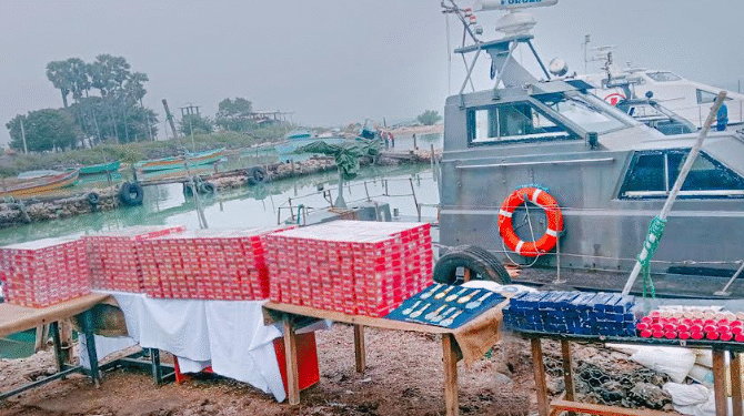 நெடுந்தீவு கடற்பகுதியில் – பெருந்தொகை சிகரட் கடற்படையால் மீட்பு!