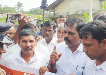 எம்.பி.யை பொலிஸார் தள்ளி வீழ்த்த முயற்சி