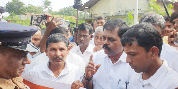 எம்.பி.யை பொலிஸார் தள்ளி வீழ்த்த முயற்சி