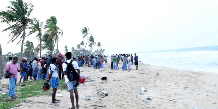 கடலில் குளித்த இளைஞன் – கடலலையில் சிக்கி மாயம்!