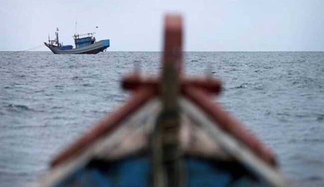 இலங்கைக்குள் நுழைந்த – 12 இந்திய மீனவர்கள் கைது!