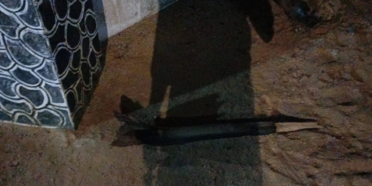 யாழில் கைக்குழந்தைகளுடன் இருந்த குடும்பத்தினர் மீது – வன்முறைக் குழு தாக்குதல்!