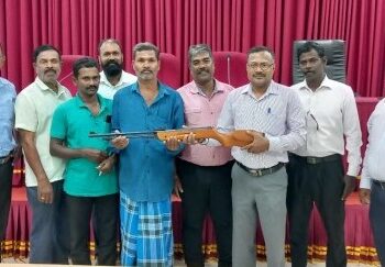 இறப்பர் துப்பாக்கிகளை வழங்கினார் கஜேந்திரகுமார் எம்.பி!