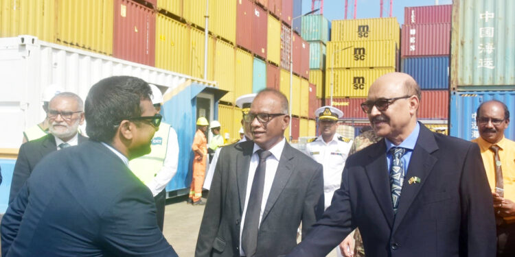 200 தொன் நிவாரணப் பொருட்களை அரசிடம் கையளித்த பாகிஸ்தான்