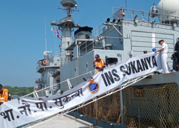 நிவாரணப் பொருட்களுடன் திருகோணமலையை வந்தடைந்த இந்திய கடற்படைக் கப்பல்!