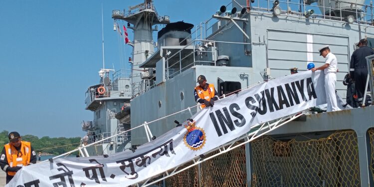 நிவாரணப் பொருட்களுடன் திருகோணமலையை வந்தடைந்த இந்திய கடற்படைக் கப்பல்!