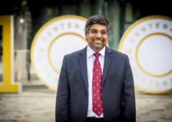 இலங்கை தமிழ் கல்வியாளருக்கு : இங்கிலாந்தில் கௌரவ பட்டம்