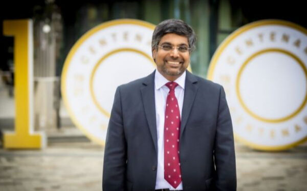 இலங்கை தமிழ் கல்வியாளருக்கு : இங்கிலாந்தில் கௌரவ பட்டம்