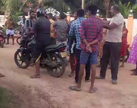 கிராமிய வீதிப் புனரமைப்பில் குழப்பம் – தட்டிக் கேட்டவரின் வீட்டின் மீது என்.பி.பி உறுப்பினர் தாக்குதல்!