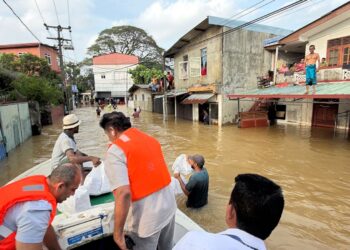 சமைத்த உணவு வழங்கிய எதிர்க்கட்சித் தலைவர்