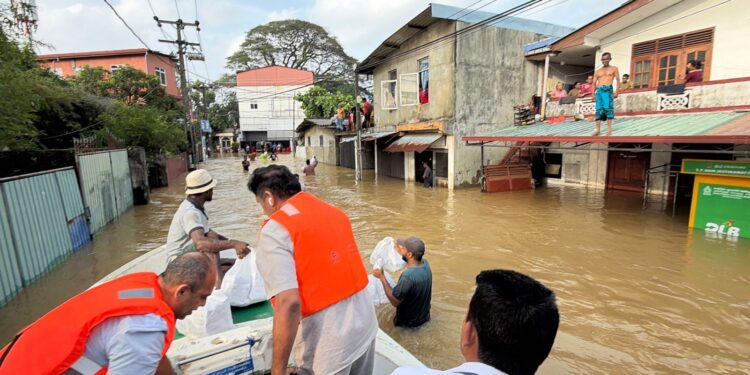 சமைத்த உணவு வழங்கிய எதிர்க்கட்சித் தலைவர்