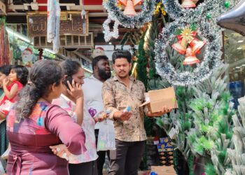 வவுனியாவில் கொட்டும் மழையிலும் – களை கட்டும் நத்தார் வியாபாரம்!