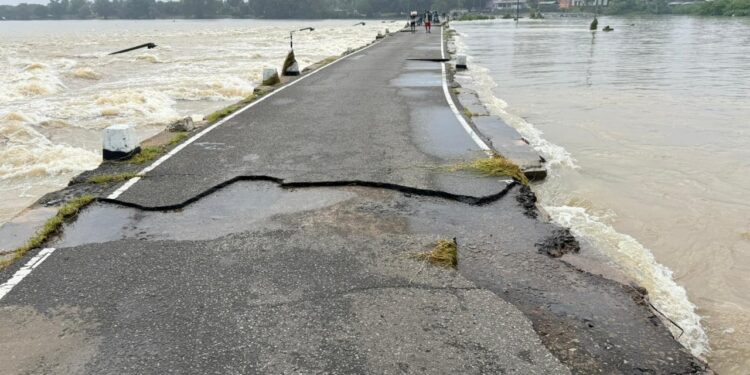 வட்டுவாகல் பாலம் உடைந்தது!