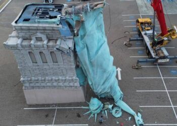 திடீரென இடிந்து விழுந்தது – சுதந்திர தேவி சிலை!