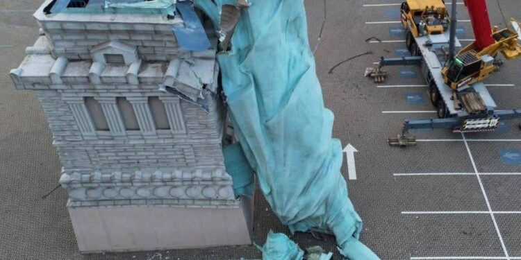 திடீரென இடிந்து விழுந்தது – சுதந்திர தேவி சிலை!