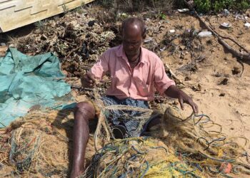 வெள்ளத்தில் அடித்துச் செல்லப்பட்ட வலைகள்