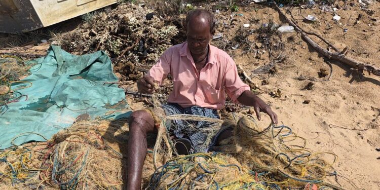 வெள்ளத்தில் அடித்துச் செல்லப்பட்ட வலைகள்