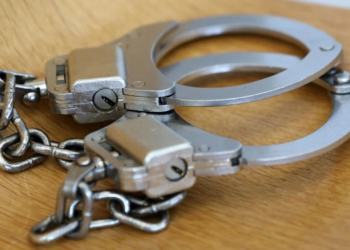 யாழில் இரு விடுதிகள் சுற்றிவளைப்பு – ஆறு பெண்கள், இரு ஆண்கள் கைது!