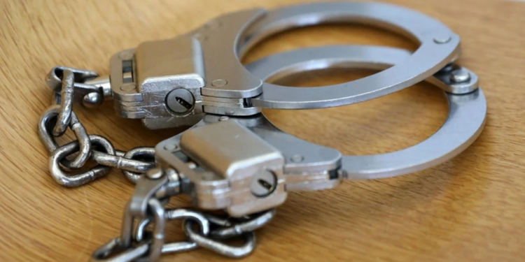 யாழில் இரு விடுதிகள் சுற்றிவளைப்பு – ஆறு பெண்கள், இரு ஆண்கள் கைது!