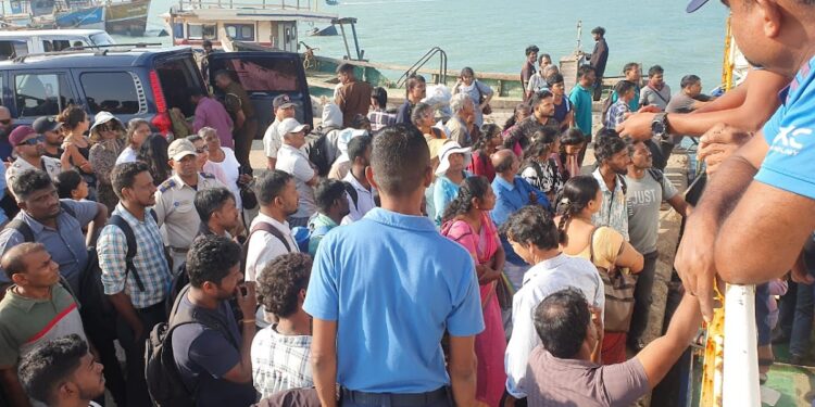 இறந்தவரின் சடலத்துடன் பயணம் : குறிகாட்டுவானில் குழப்பம்!