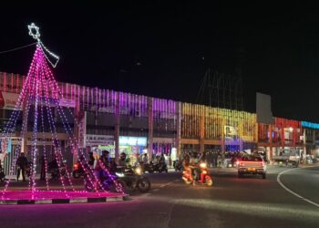 வர்ண மின் விளக்குகளால் ஒளிரும் சாவகச்சேரி நகர்!