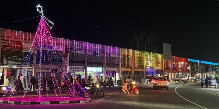 வர்ண மின் விளக்குகளால் ஒளிரும் சாவகச்சேரி நகர்!