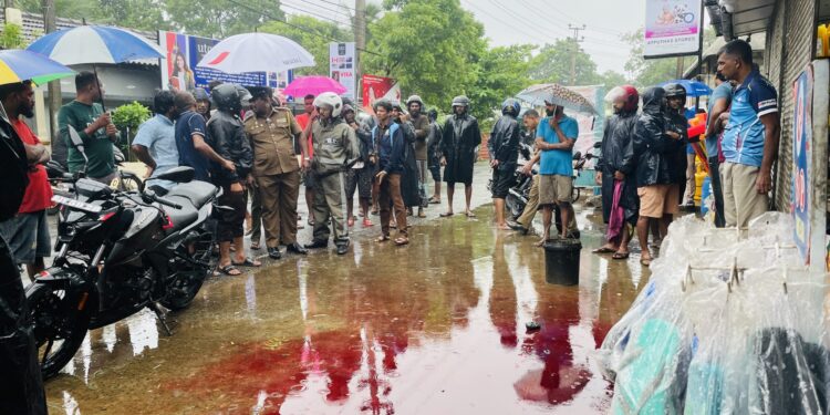 வீதியில் ஓட ஓட சினிமாப் பாணியில் வாள்வெட்டு!