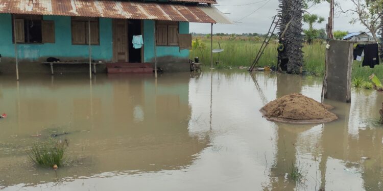ஏழாலையில் வெள்ளத்தால் நூறு குடும்பங்கள் பாதிப்பு