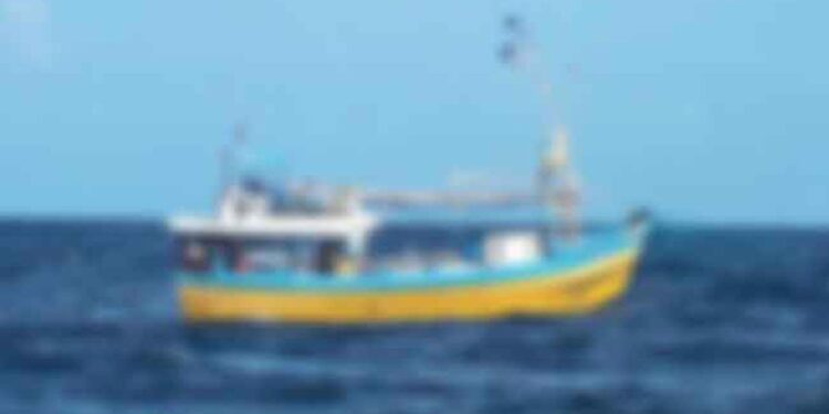 நெடுநாள் மீன்பிடிப் படகு சிக்கியது!