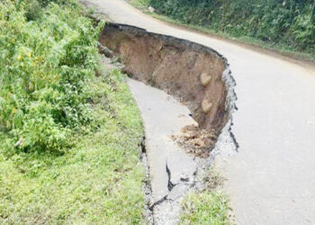 திடீரென தாழிறங்கிய வீதி!