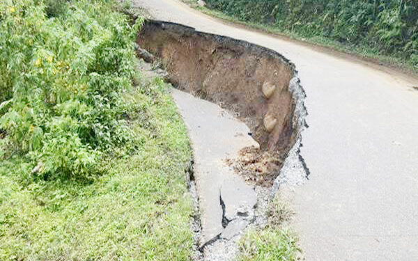 திடீரென தாழிறங்கிய வீதி!