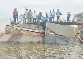 நாயாறு பாலத்தடியில் படகு மூலம் இலவசப் போக்குவரத்து சேவை