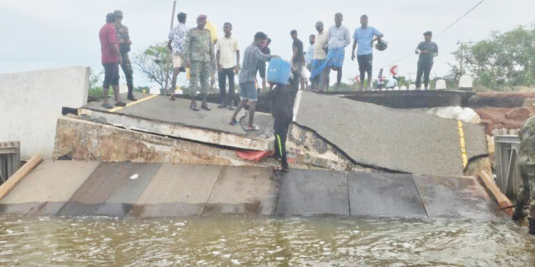 நாயாறு பாலத்தடியில் படகு மூலம் இலவசப் போக்குவரத்து சேவை