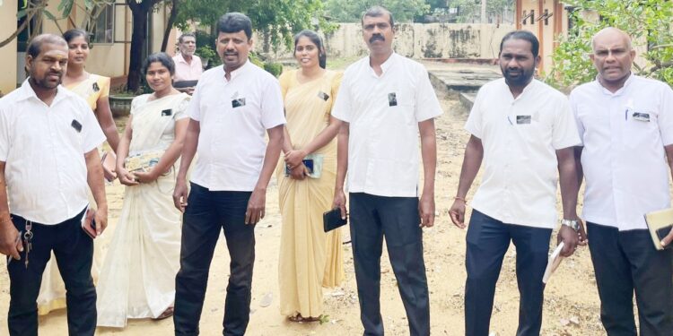 கிராம சேவகரைத் தாக்கிய இளங்குமரன் எம்.பி : நடவடிக்கை எடுக்கக் கோரி கறுப்புப்பட்டி போராட்டம்