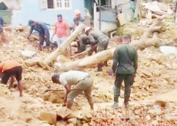 மண்ணுக்குள் புதைந்த வீடு : தேடும் பணியில் இராணுவம்