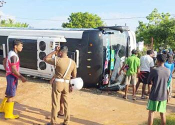 கட்டுப்பாட்டை இழந்து, தடம் புரண்ட சொகுசு பேருந்து!