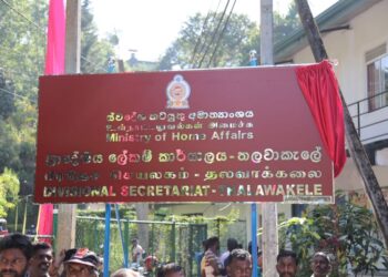 பிரதேச செயலகத்திற்கு முன்னால் நபரொருவர் தீக்குளிப்பு!