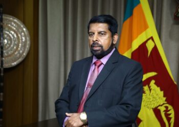 அரச அலுவலகங்களின் அறிவித்தல்கள் மும்மொழிகளிலும் வெளியிடப்பட வேண்டும்