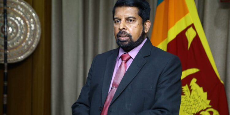 அரச அலுவலகங்களின் அறிவித்தல்கள் மும்மொழிகளிலும் வெளியிடப்பட வேண்டும்