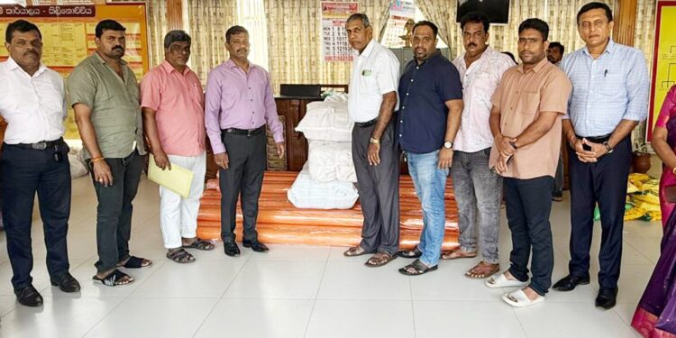 மன்னார், கிளிநொச்சி மாவட்டங்களுக்கு – யாழ்.வணிகர் கழகத்தால் 15 இலட்சம் ரூபா பெறுமதியான நிவாரணப் பொருட்கள்