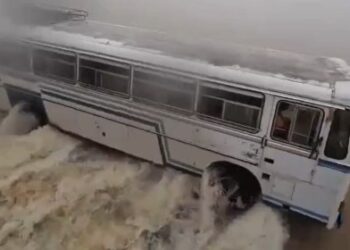 வெள்ளத்தில் ஆபத்தான பயணம் : பேருந்து ஓட்டுநர், நடத்துனர் நீக்கம்