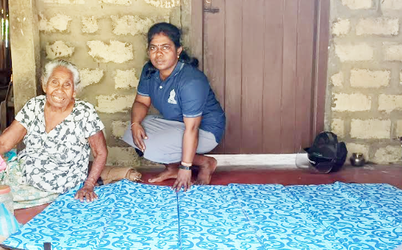 தற்காலிக குடிசைகளில் வாழும் குடும்பங்களுக்கு உதவியளிப்பு